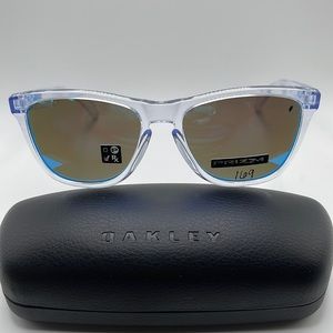 NWOT. Unisex Oakley Frogskins sunglasses. Clear frames with sapphire lenses.